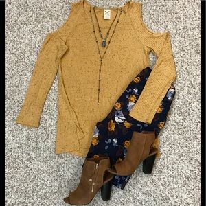 NEVER WORN Top, cold-shoulder.